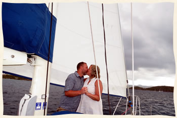sailboat-wedding-couple-kissing-under-sail